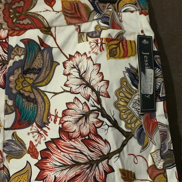 Jessica Riley - woman’s shorts - Picture 2 of 3